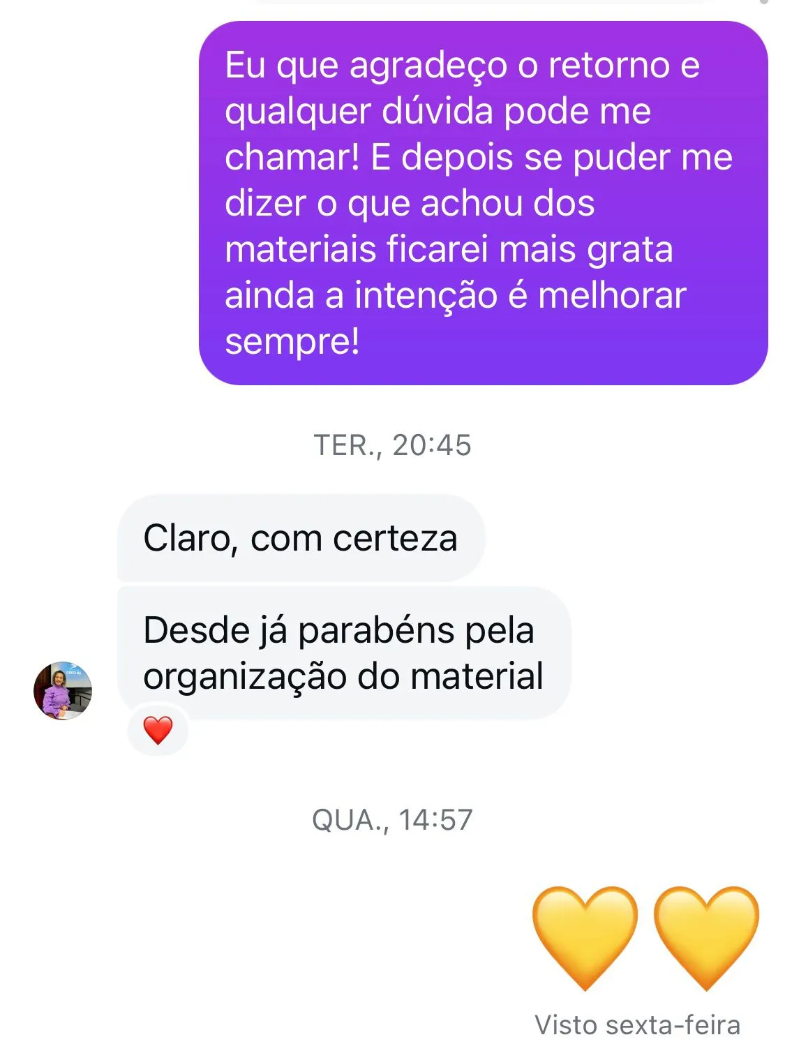Mãe parabenizando a organização do material